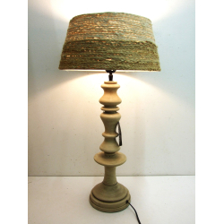 Lampa rzeźbiona z drewna mango z abażurem